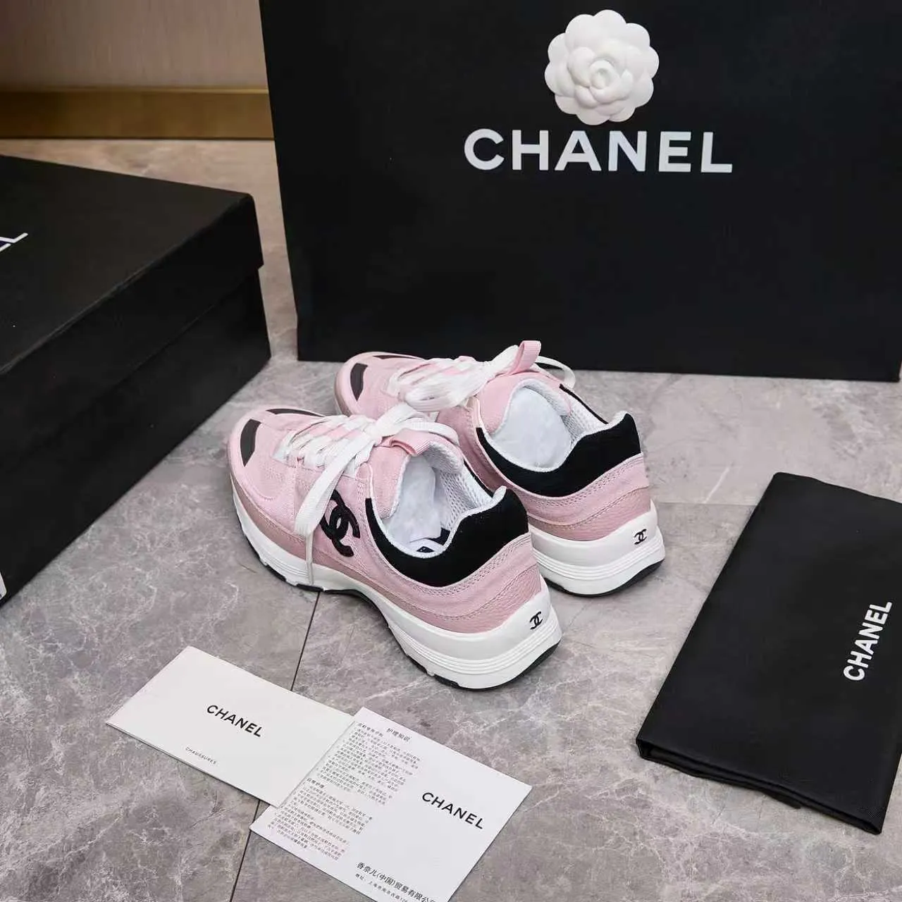p560 Chanel Chanel - 2025 counter top casual sports shoes This classic design; the upper is embroidered with various techniques; the outsole is fashionable and sporty; the extraordinary inclusion of a variety of color matching elements... The diversified mix and match is very beautiful and versatile, casual, fashionable, sports and outdoor can be taken into account... ꫛꫀꪝ Go➫ Materials: ❶Upper made of: original imported high mercerized cow suede + imported mixed sheepskin ❷The inner lining is made of: original imported breathable mesh ❸Outsole is based on: original TPU combination outsole. Full set of boutique packaging for women 35-41 and men 38-46